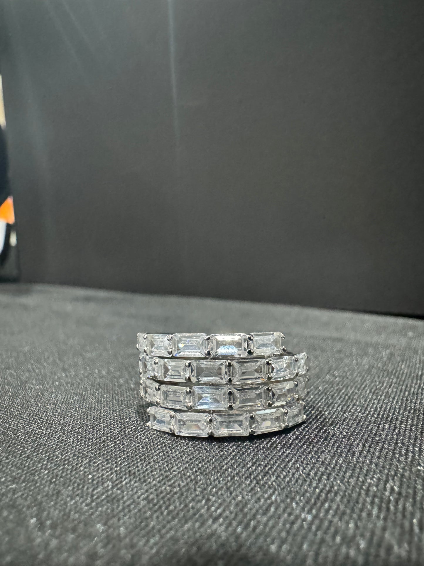 Item 24: Ladies diamond ring