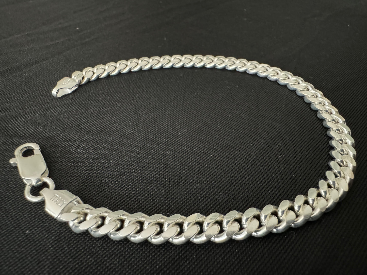 Item 8: Medium Cuban link Bracelet