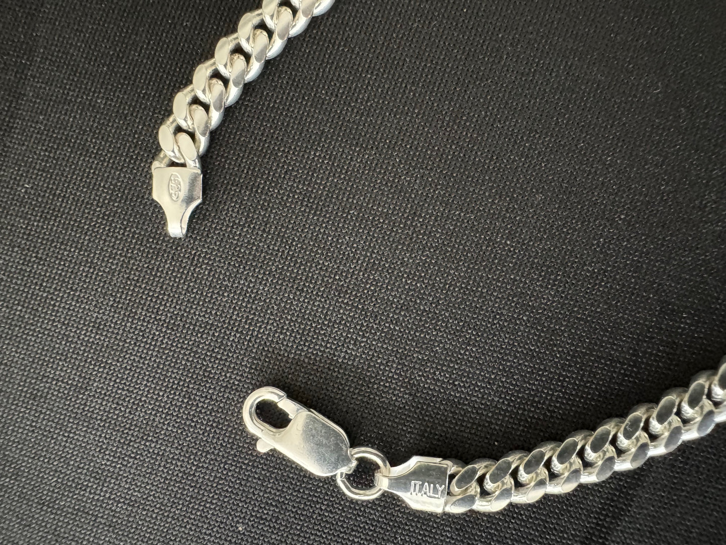Item 8: Medium Cuban link Bracelet