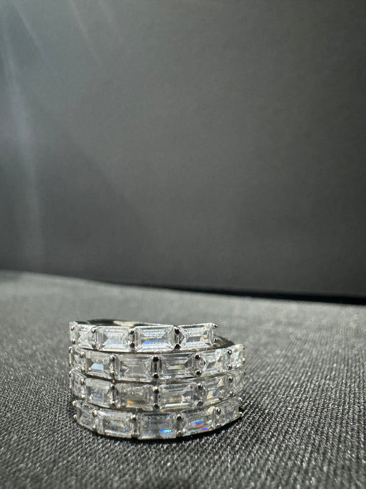 Item 24: Ladies diamond ring